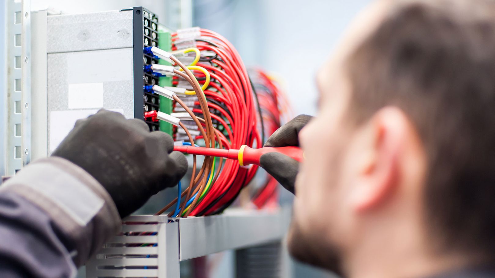 Titelbild für die Unterseite "Elektroinstallation"