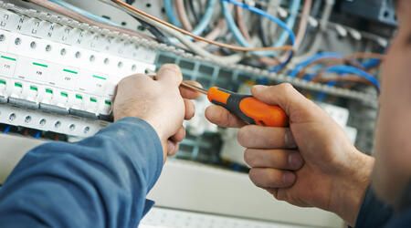 Arbeiten an einem Sicherungskasten